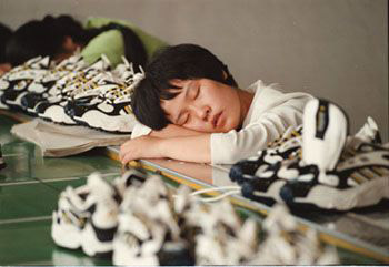 Bambini dormono durante il turno di lavoro dove realizzano sneakers