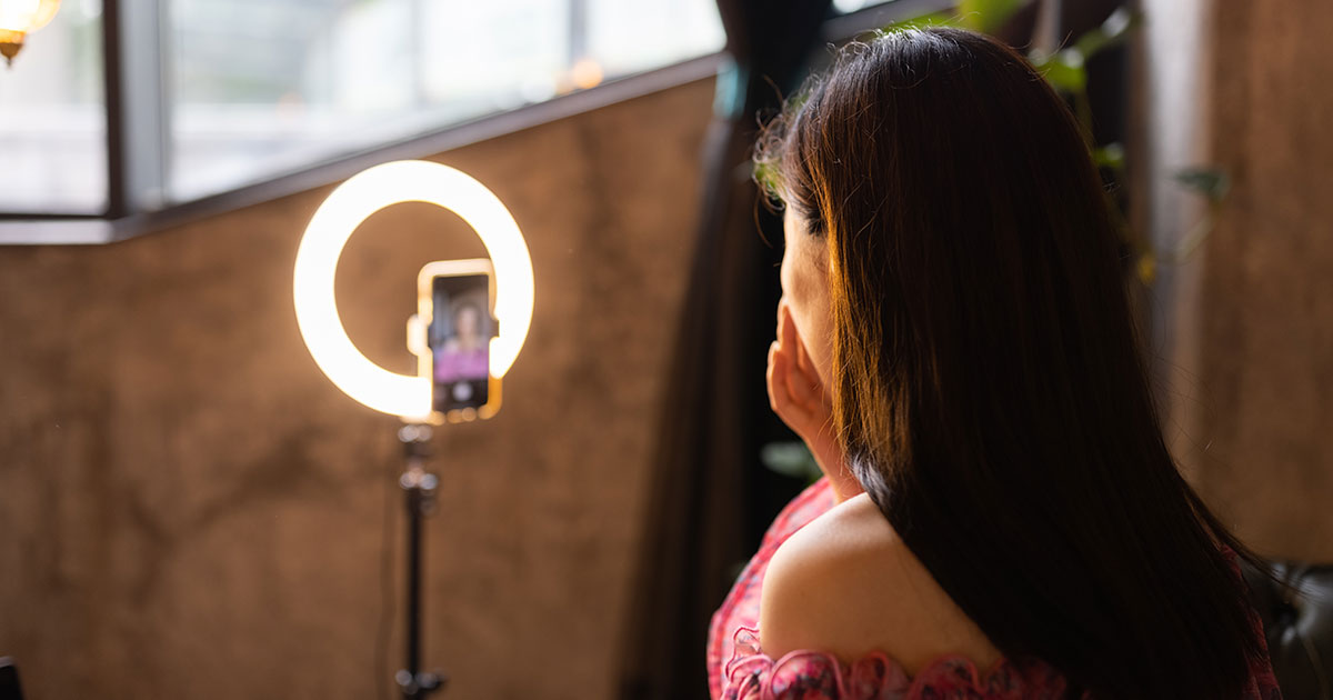 Influencer davanti al cellulare su instagram